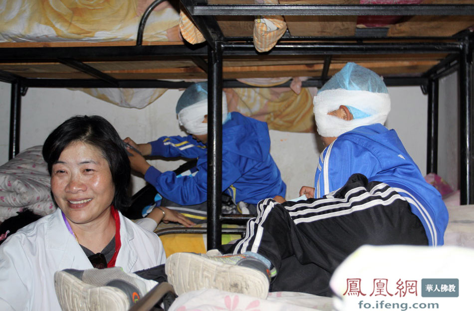手术前，“慈爱·吉祥之旅”参访团一行在觉醒大和尚的带领下，来到西藏军区总医院看望“你是我的眼”慈善助医项目即将做手术的两位盲童，并祝手术成功。
