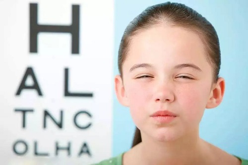 孩子眯眼也能看清，还需要带孩子配眼镜吗？